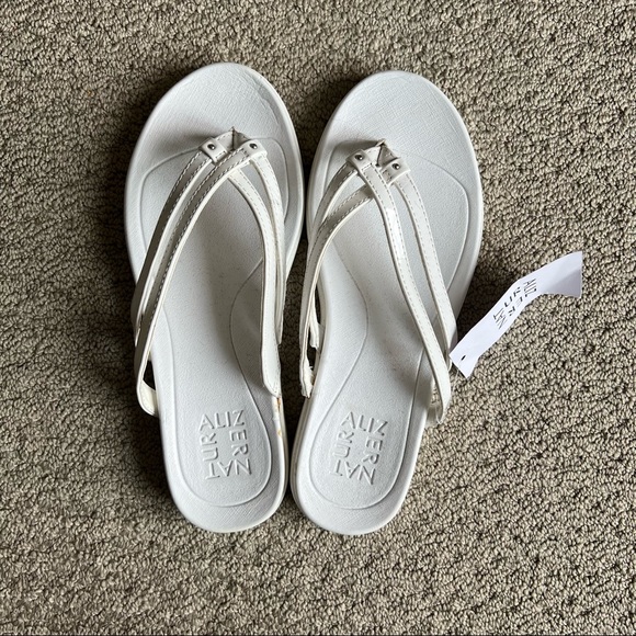 Naturalizer // Two pair of comfort flip flops - Picture 2 of 6